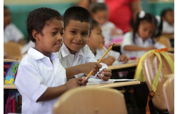 Rostro inmaduro y contextura rellena, característica de un niño con déficit de la hormona.