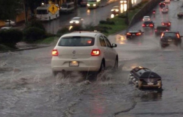 Ataúd flotante en plena vía asusta a mexicanos