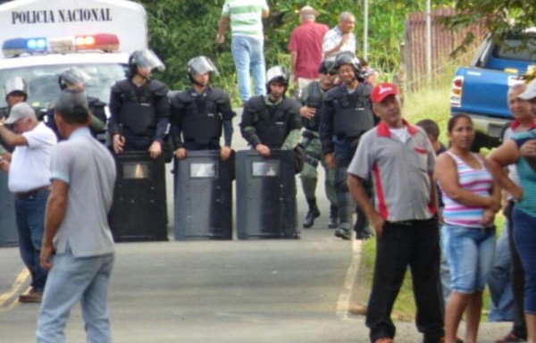 LOS RESIDENTES DE LLANO PIEDRA Y LA MESA PROTESTARON.