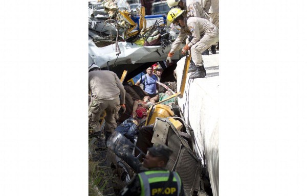 Mortandad en choque entre camión y bus