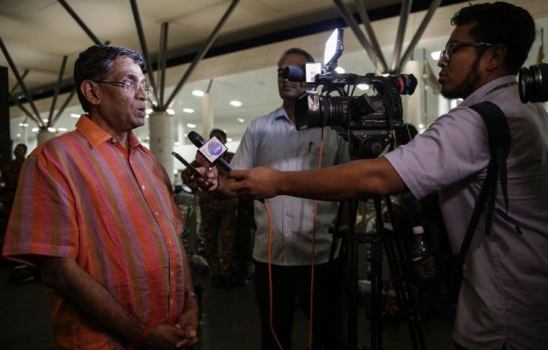 Policía, bomberos y expertos en energía nuclear inspeccionaron la terminal 2 del aeropuerto de Kuala Lumpur donde ocurrió el ataque.