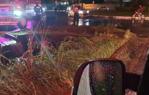 Dos niñas cayeron en una alcantarilla, una logró salir