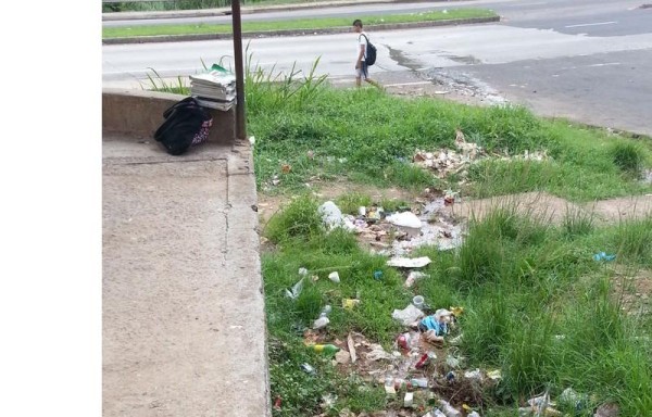 Cunetas están llenas de desperdicios.