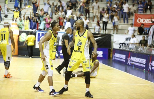 Danilo Pinnock Jr., (d) y Tyler Gaskins serán los jugadores fundamentales de los Correcaminos de Colón en este torneo continental, que se jugará en la ciudad de Monterrey.