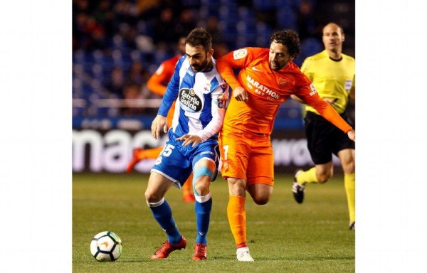 Adrián López (i), pelea el balón con Manuel Iturra.