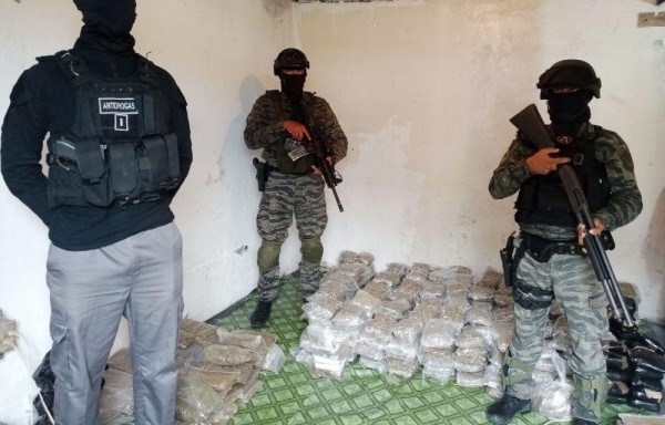 338 paquetes de sustancias ilícitas.