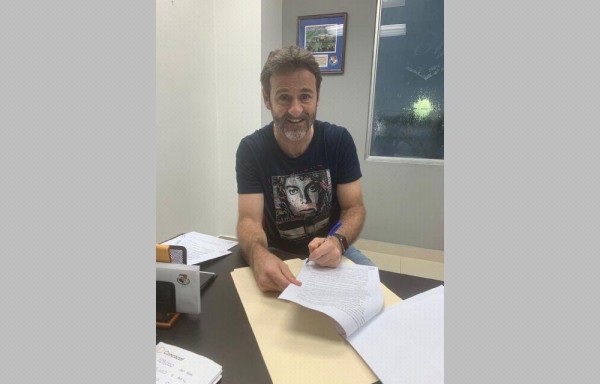 Por fin estampa su firma