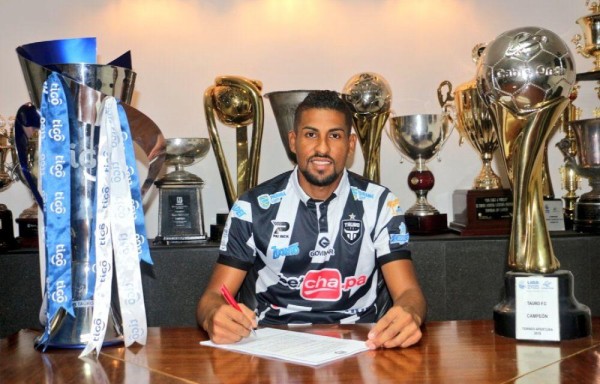 El jugador Miguel Camargo firmando el contrato con el club.