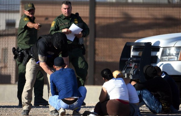 Migrantes son detenidos por las autoridades estadounidenses tras haber cruzado el Río Bravo.