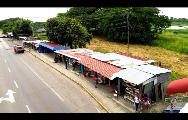 Los dueños del terreno exigen el desalojo de los comerciantes para vender el terreno