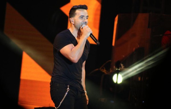 Tres cambios de ropa se realizó el cantante puertorriqueño.