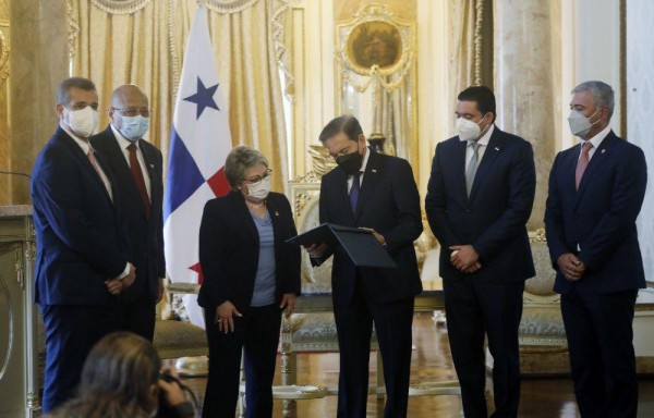 El documento está debidamente revisado por el ministro de Economía y Finanzas, Héctor Alexander.