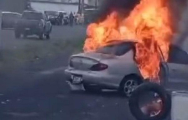 Manifestantes quemaron un vehículo en Villa Caribe, Colón.