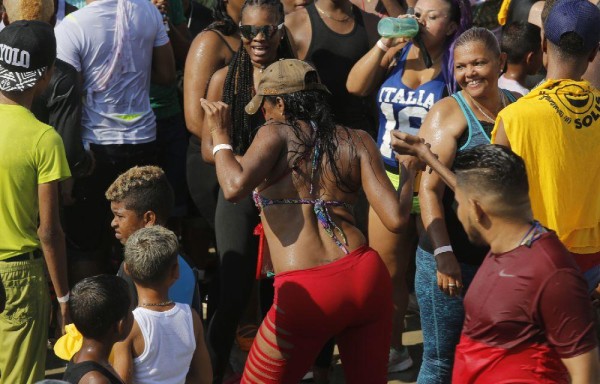 Remeneo en los culecos, en el segundo año consecutivo de los carnavales en el corregimiento Mateo Iturralde.