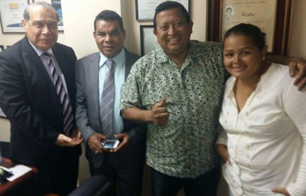 Castillo (segundo a la izquierda) en compañía de Lucho de Sedas.