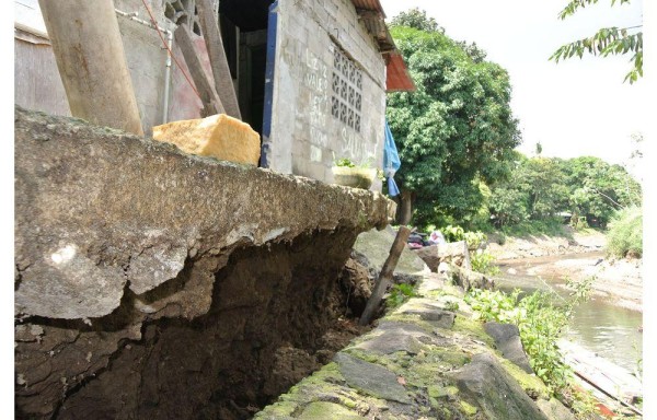 Pisos de las casas están cediendo.