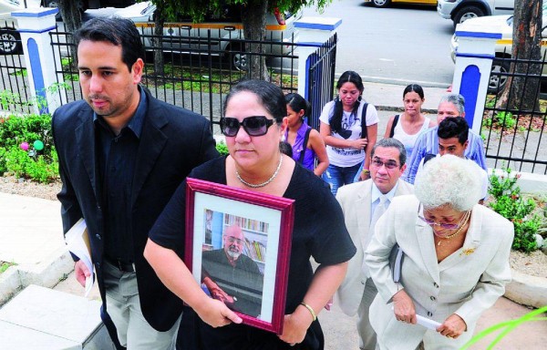 Familiares de Leis, quien murió hace cinco años .