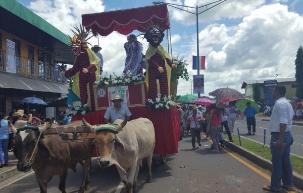 Hubo un colorido desfile de carretas y empolleradas.