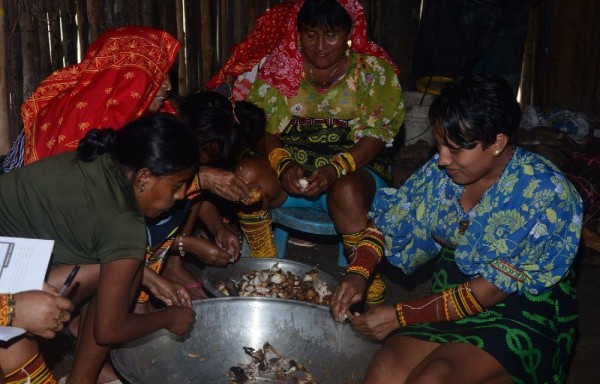 Madres preparando suculenta comida para los pequeños