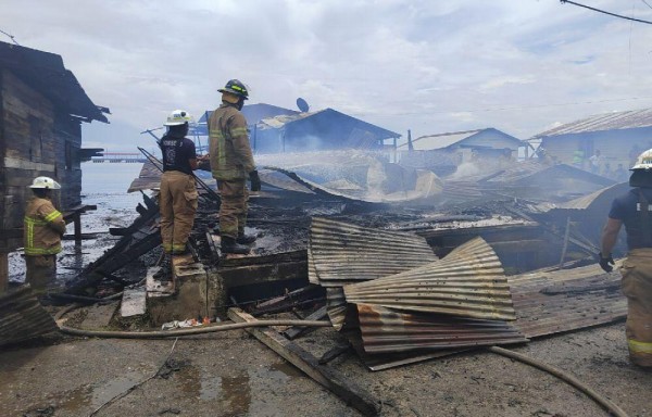 Bomberos llegaron al lugar para sofocar el incendio.