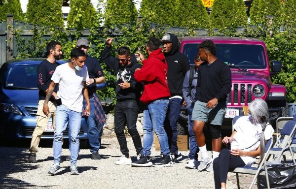 Un grupo de 50 migrantes, la mayoría venezolanos, fueron trasladados a Martha's Vineyard, una isla frente a la costa de Massachusetts. En la zona han recibido apoyo.