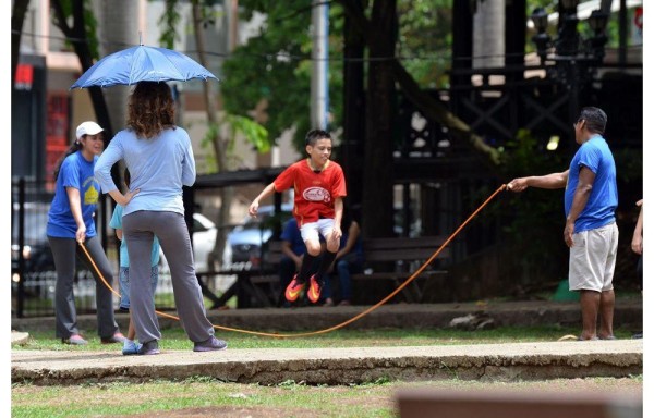 Diversión extrema se vivió saltando la soga.