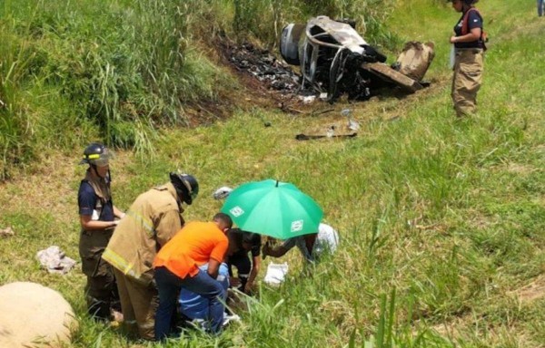 Después de chocar, el auto se incendió.