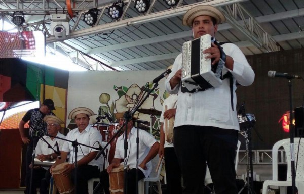 Adonis es estudiante de la Academia de Música de Panamá.