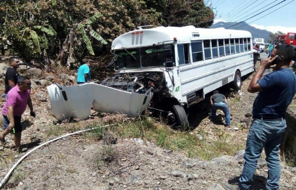 El bus con todo y pasajeros terminó en una cuneta.