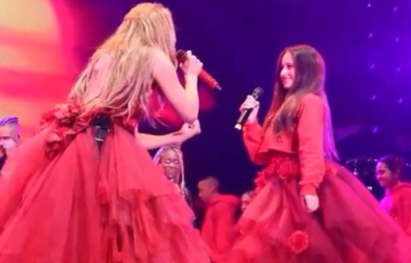 Jennifer López canta con su hija en concierto