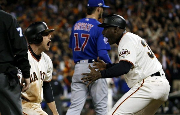 Roberto Kelly, celebrando junto a Conor Gillespie.