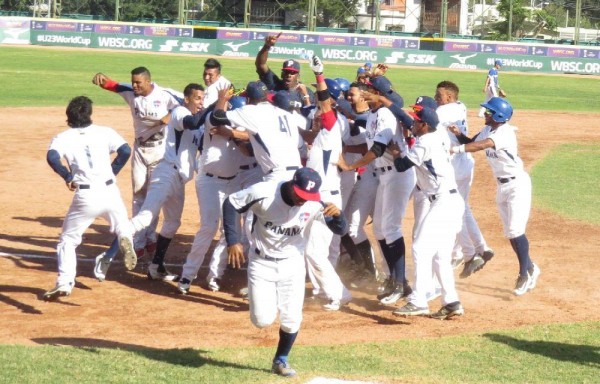 Los jugadores panameños celebran la victoria tras vencer a Korea.