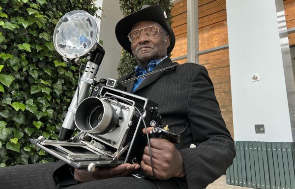 Fotógrafo retrata con una cámara del año 1940