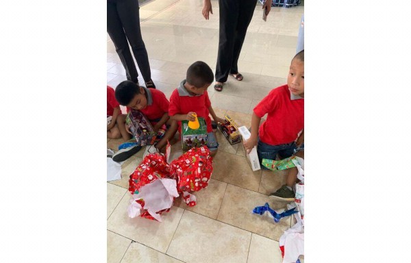 Los pequeños sonrieron y disfrutaron con los regalos que recibieron