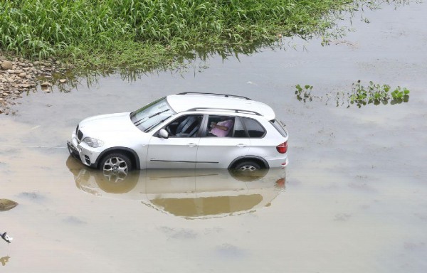 Sinaproc logró sacar el vehículo del río con cables de acero atados a sus camionetas.