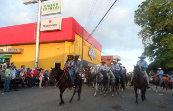 La cabalgata fue ayer la principal atracción en Bugaba. Una multitud disfrutó de lo lindo.