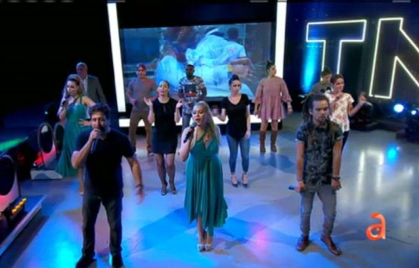 Los presentadores del programa le enviaron un mensaje.