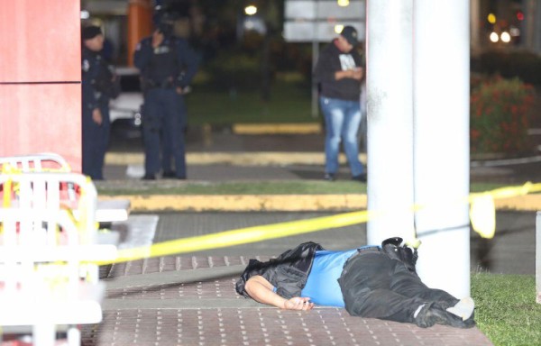 El hecho de sangre se reportó cerca de las 9:15 de la noche del martes en el centro comercial Los Pueblos
