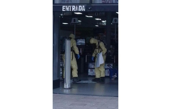 Camisas rojas dentro del Súper 99.