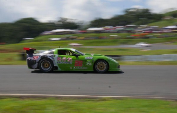 Mario Bárcenas puso a prueba el caballaje del vehículo Corvette verde.