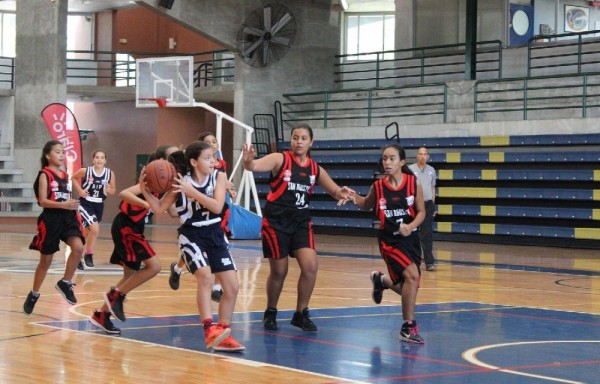 Las chicas ya están listas para saltar al tabloncillo.