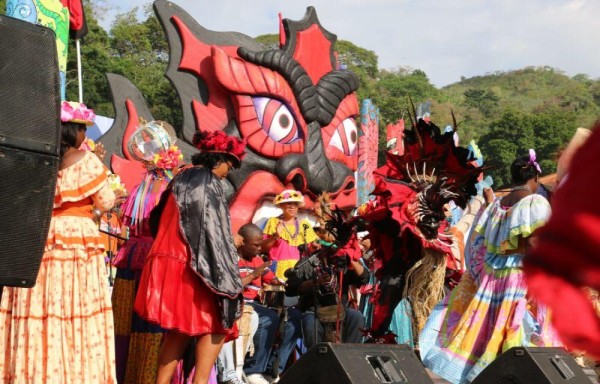 Colón baila al ritmo de los congos