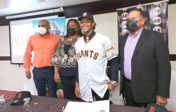 Panameños cumplen sus sueños al firmar para jugar béisbol profesional