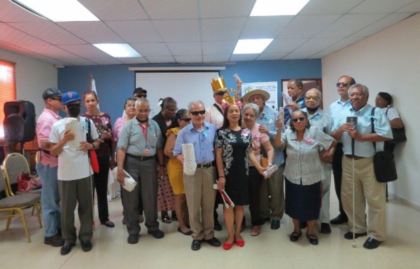 Celebración del Día Internacional del Adulto Mayor con discapacitados visuales.