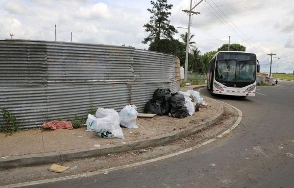 Los conductores tiran desechos dentro del terreno.