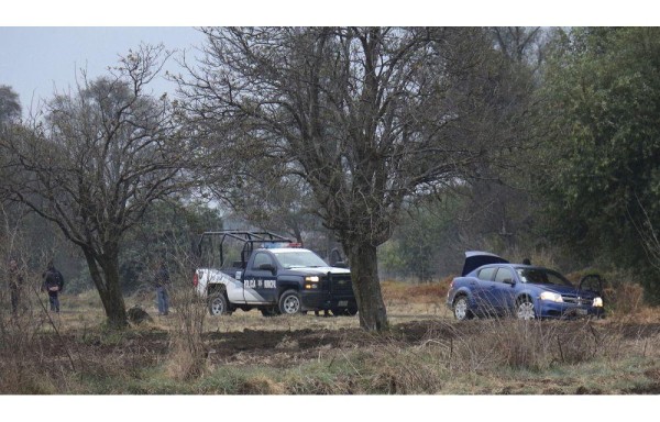 Agentes municipales resguardan la zona del hallazgo en Puebla.