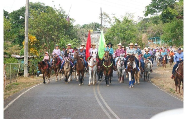 Cabalgata en Tolé, donde participan residentes y empresarios.