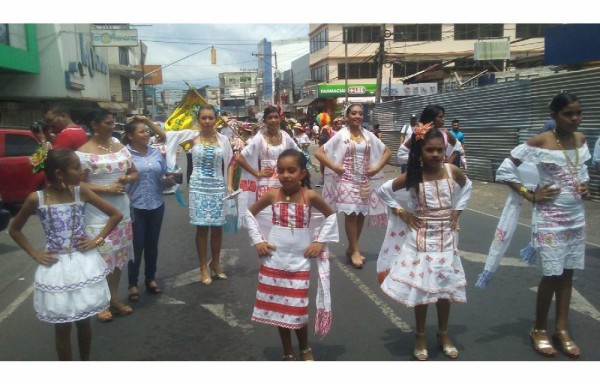 La juventud chorrerana disfrutó del desfile y sacaron su mejor gala.