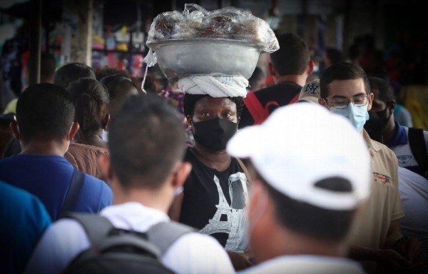 Dulces y cocas son llevadas en la cabeza.