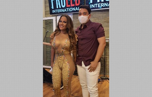 Cristian Aizpú, detrás de los vestidos de Sandra Sandoval